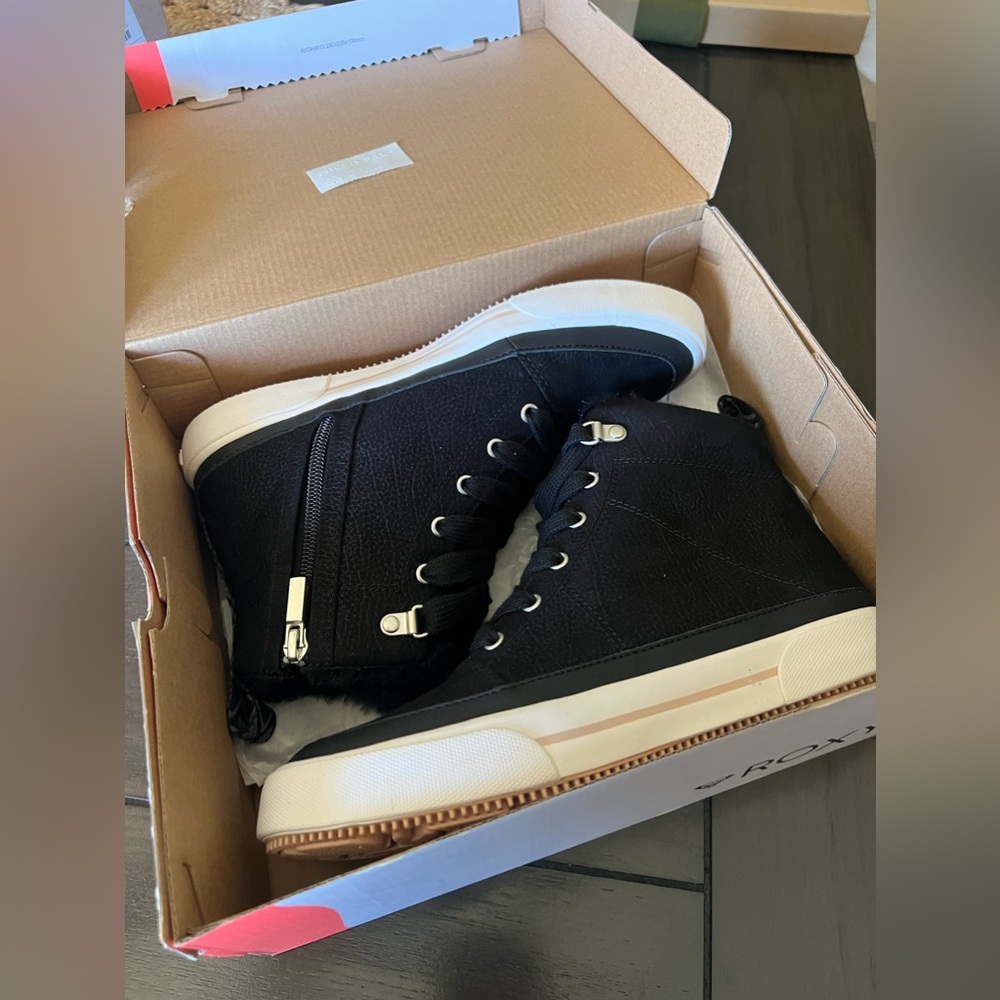 Roxy Black Ankle Boots with White Sole